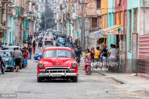 typisch cubaanse street scene in havana vieja, cuba - havana stockfoto's en -beelden