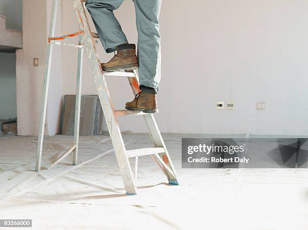 homem escalada escada na sala de operações - ladder imagens e fotografias de stock