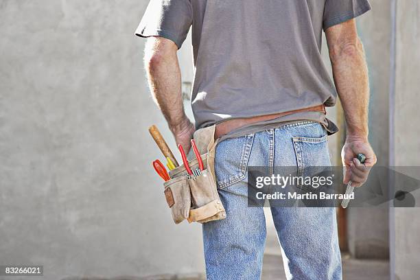 vista posteriore di costruzione lavoratori cintura per gli attrezzi - cintura per gli attrezzi foto e immagini stock