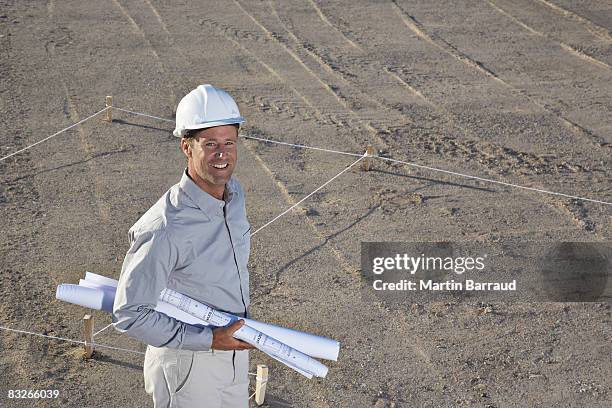 konstruktion foreman, die werkzeuge auf baustelle - business man overseeing blueprints outdoor stock-fotos und bilder