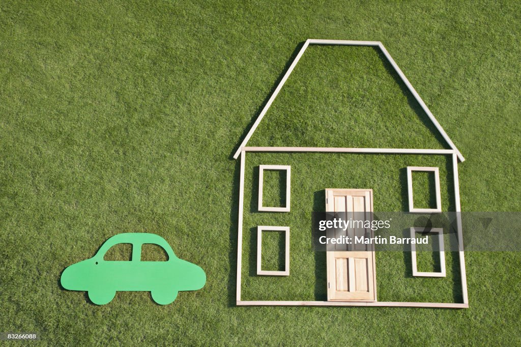 Contorno de casa e carro em relva