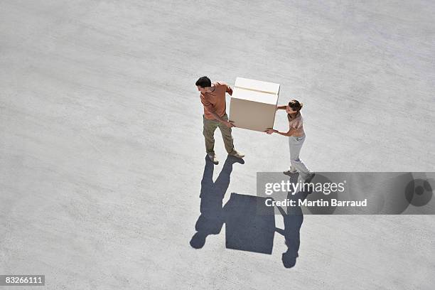 couple transportant boîte - carrying photos et images de collection