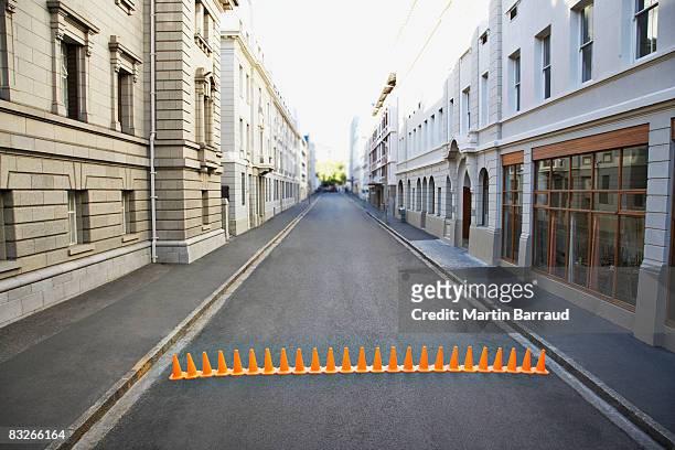 línea de conos de tráfico en urban roadway - señal de calle sin salida fotografías e imágenes de stock