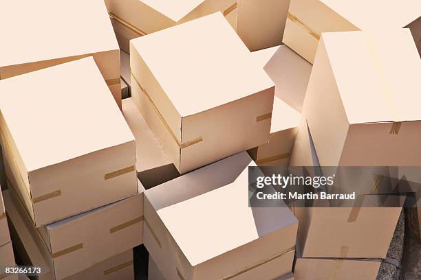 large group of stacked boxes - thousands of runners and spectators take to the streets for the london marathon stockfoto's en -beelden