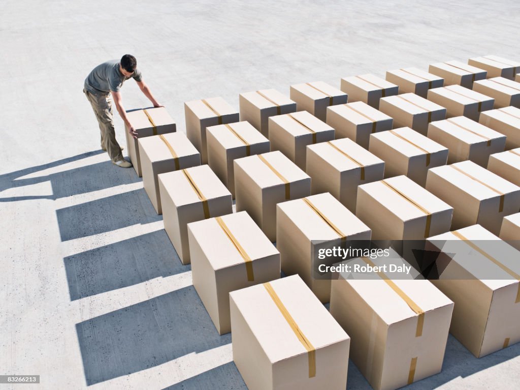 Hombre arreglando cajas