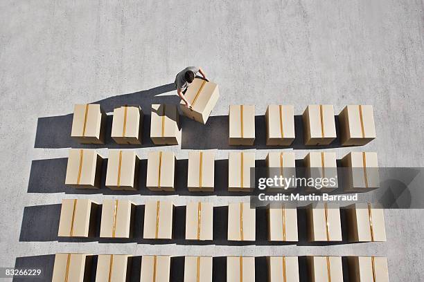 hombre colocar el cuadro en línea - eco fotografías e imágenes de stock