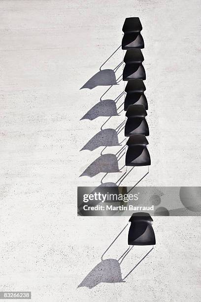 einzelne stuhl getrennt von reihe von bürostühlen - ohne zusammenhang stock-fotos und bilder