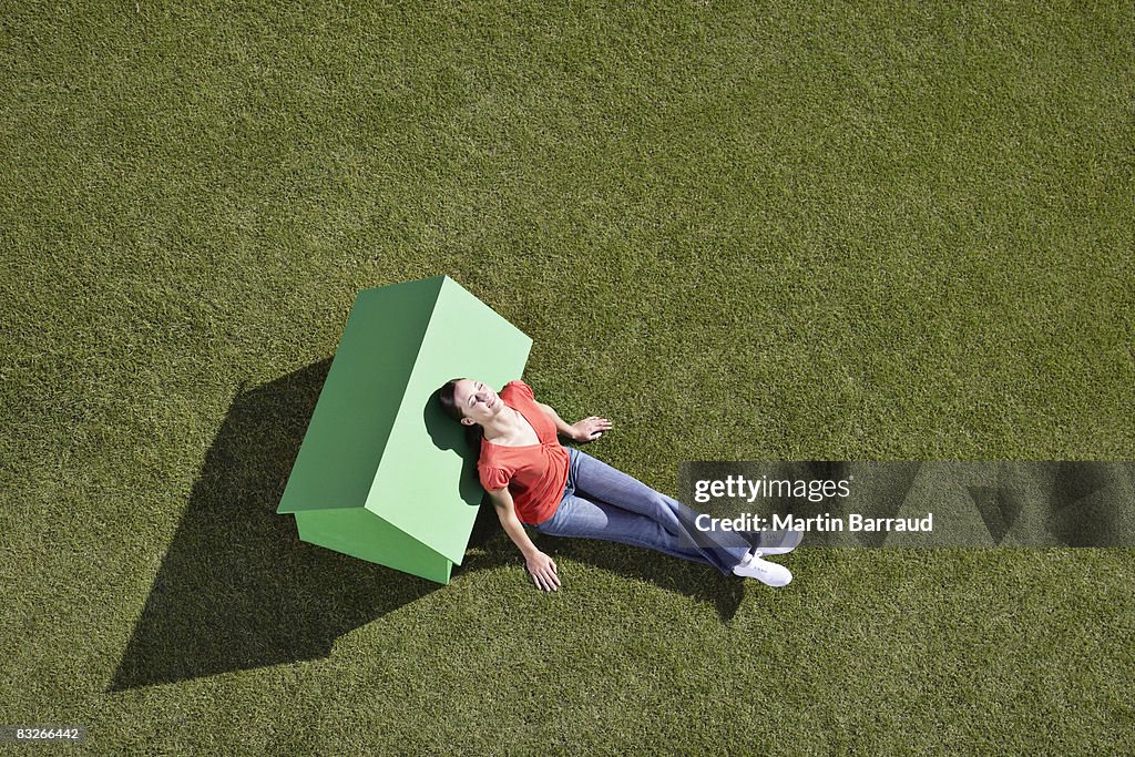 Frau schiefen gegen kleine model house