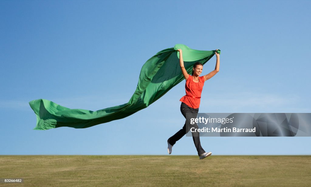 Mulher corrida com tecido verde
