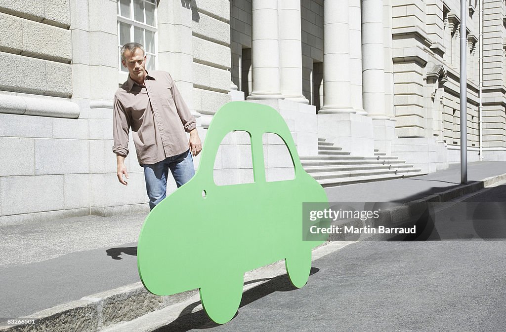 Homem Olhando para a carro na rua urbana de Recorte
