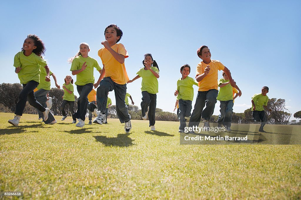 Grupo de niños corriendo en el parque