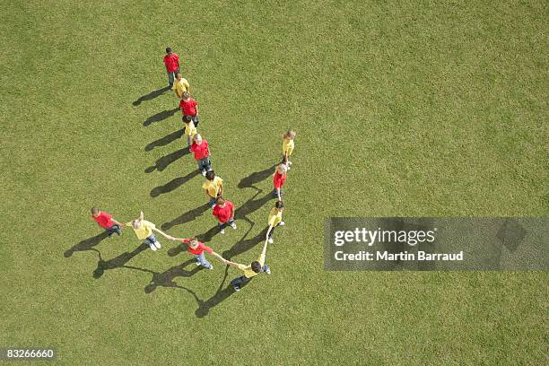 gruppe von kinder stehen in pfeil formation - combine day 6 stock-fotos und bilder