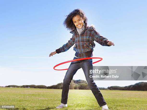 jovem menina brincando com hula hoop - jogar ao arco imagens e fotografias de stock