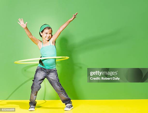 jovem menina brincando com hula hoop - jogar ao arco imagens e fotografias de stock