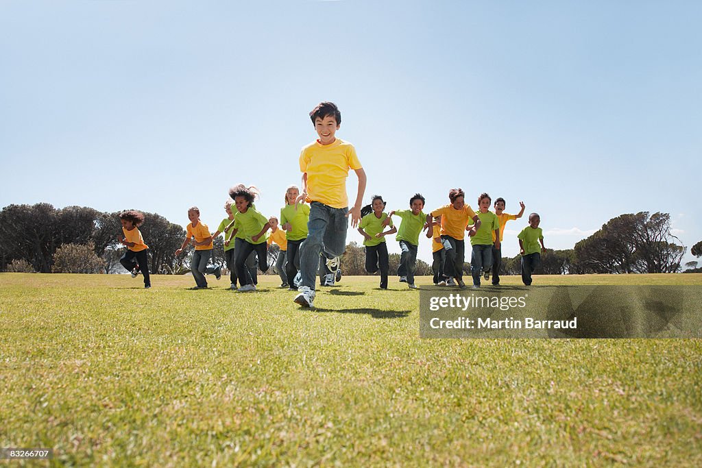 Grupo de crianças em parque de