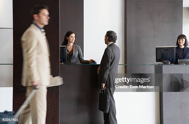 representante de servicio al cliente para ayudar a ejecutivo - hotel reception fotografías e imágenes de stock