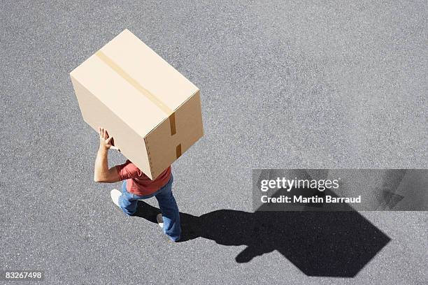 mann mit box - carrying stock-fotos und bilder