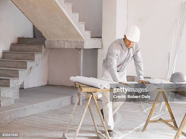 arquiteto rever projectos de construção local - mestre de obras imagens e fotografias de stock