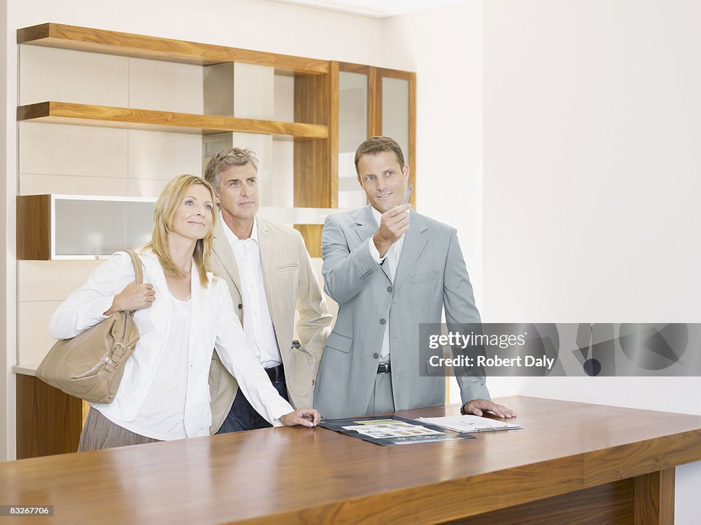 Verkäufer mit Paar im Innendesign showroom