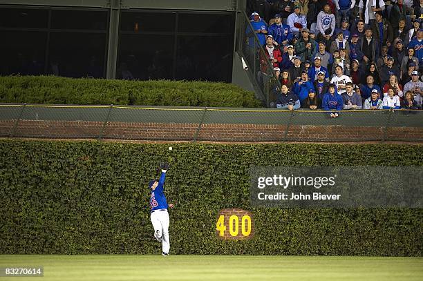 486 Wrigley Field Wall Stock Photos, High-Res Pictures, and Images