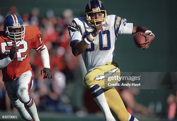 San Diego Chargers Kellen Winslow in action, rushing vs Denver Broncos. San Diego, CA CREDIT: Andy Hayt