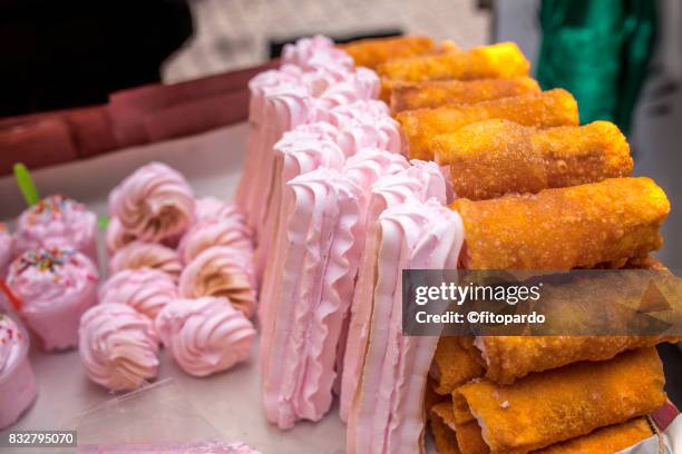 mexican pastel colors among meringue pastry - dessertstandaard stockfoto's en -beelden