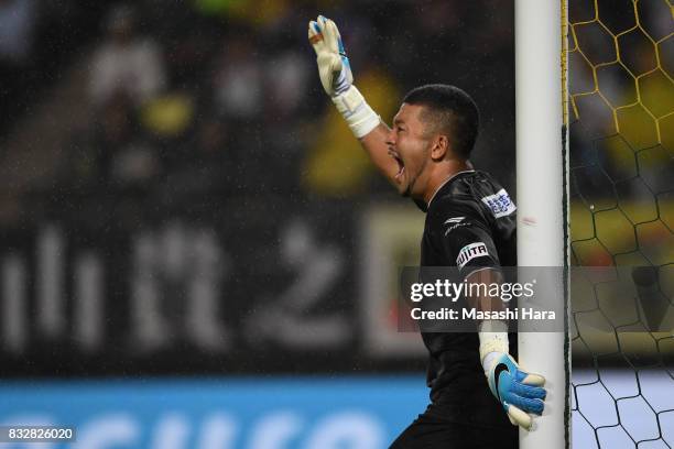 Yota Akimoto of Shonan Bellmare looks on during the J.League J2 match between JEF United Chiba and Shonan Bellmare at Fukuda Denshi Arena on August...