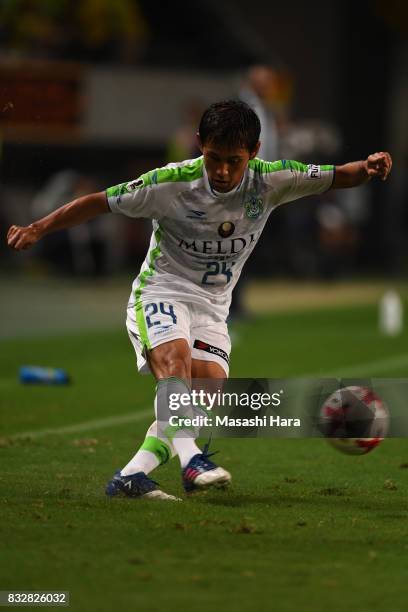 Yuta Narawa of Shonan Bellmare in action during the J.League J2 match between JEF United Chiba and Shonan Bellmare at Fukuda Denshi Arena on August...