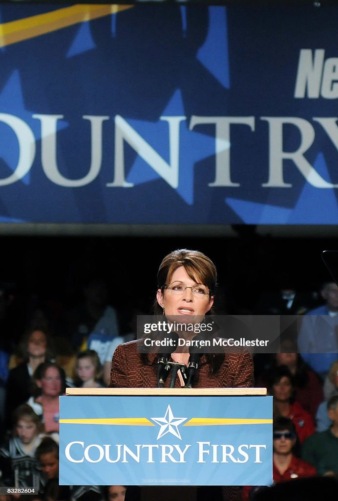 Sarah Palin Campaigns In New Hampshire