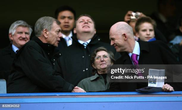 Library FILER dated 18/11/06 of former West Ham United chairman Terrence Brown shaking hands with current chairman Eggert Magnusson as club secretary...