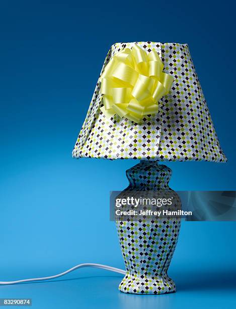 table lamp wrapped in gift wrap - embrulhar imagens e fotografias de stock