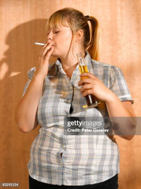 overweight teenager smoking and drinking - girl smoking stock-fotos und bilder