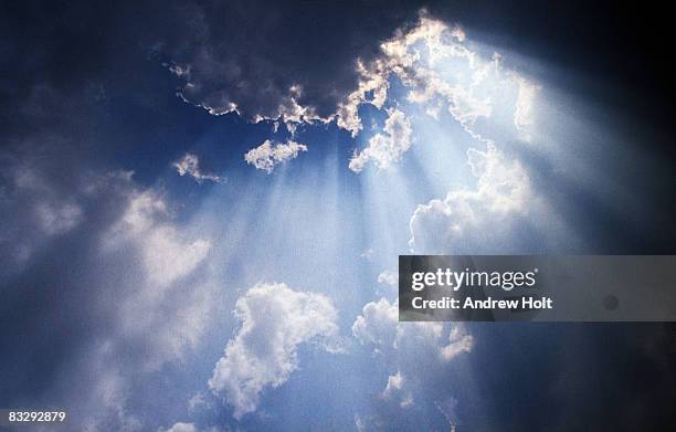 sun rays breaking through cloud - spirituality photos et images de collection