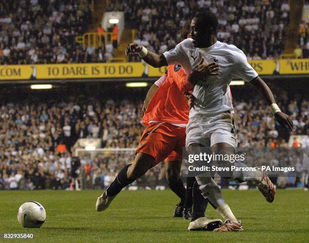 Francisco Javi Navarro, Sevilla and Didier Zokora, Tottenham Hotspur battle for the ball