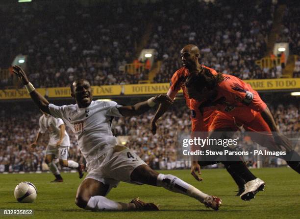 Francisco Javi Navarro, Sevilla and Didier Zokora, Tottenham Hotspur battle for the ball