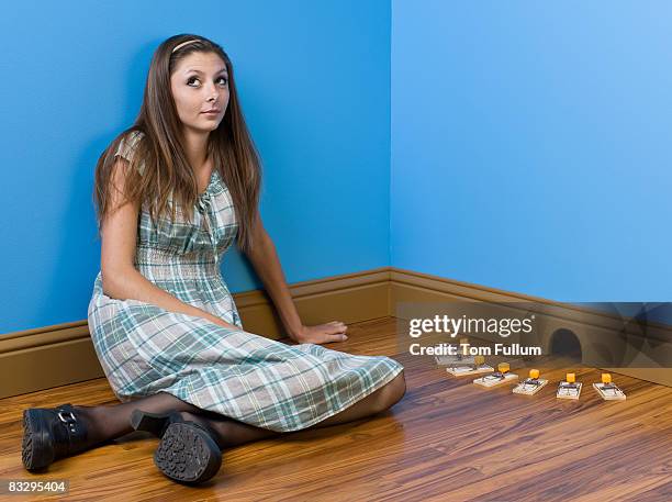 young woman with mousetraps and cheese. - ネズミの穴 ストックフォトと画像