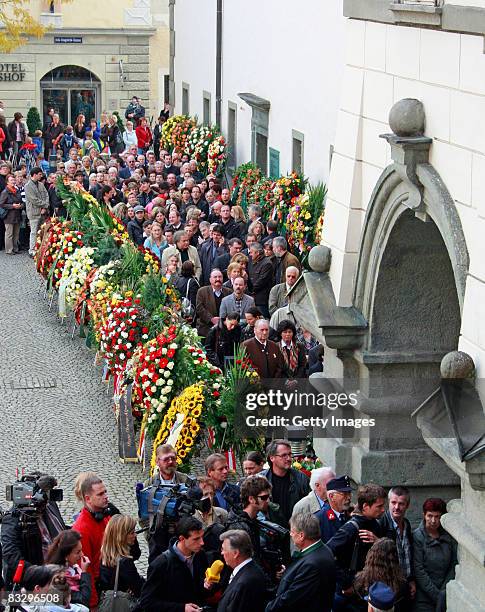 People wait in front of the Landhaus Klagenfurt to sign the condolence book of Austrian far-right leader Joerg Haider on October 16, 2008 in...