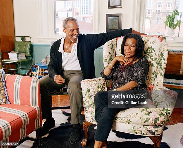 grandparents in living room at family reunion. - black family reunion stock-fotos und bilder
