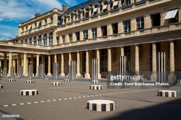 the colonnes de buren, inner courtyard, palais royal, paris, france - colonnes de buren fotografías e imágenes de stock