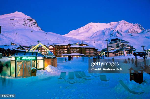 val thorens ski resort in alps at night, france - val thorens fotografías e imágenes de stock