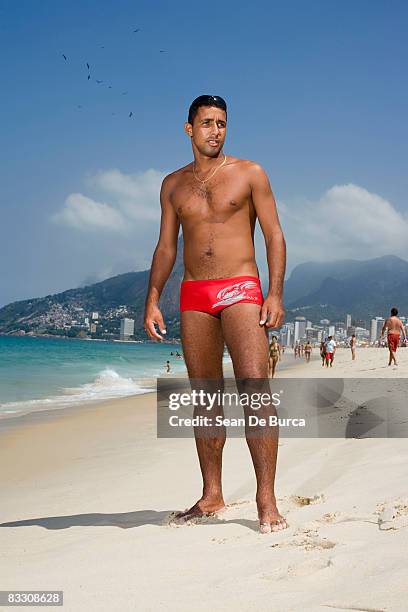 man at ipanema beach, brazil - zwembroek stockfoto's en -beelden