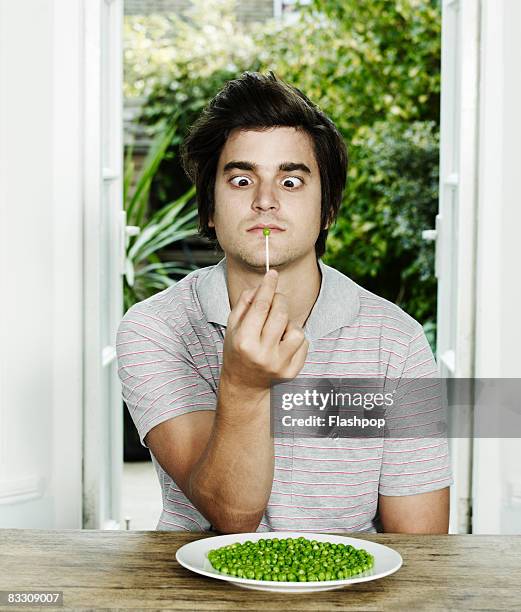 portrait of man looking cross eyed - scheel kijken stockfoto's en -beelden