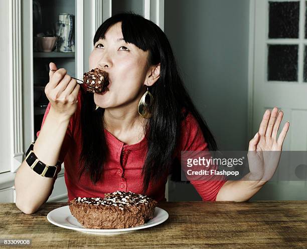 portrait of woman eating chocolate cake - chocolate cake 個照片及圖片檔