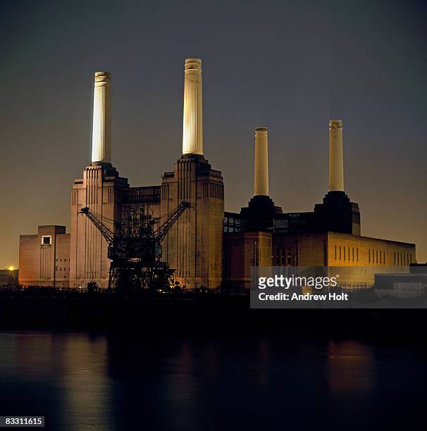 battersea power station building at night  - battersea power station stockfoto's en -beelden