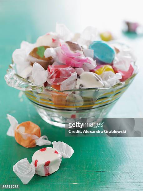 glass bowl der salzwasser-toffee - bowl of candy stock-fotos und bilder