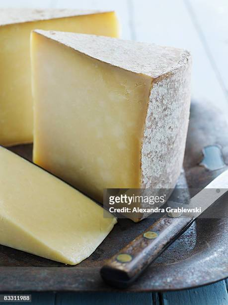 organic vermont cheddar cheese - hårdost bildbanksfoton och bilder