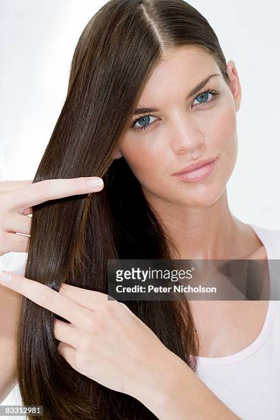 young woman showing beautifull hair - beautifull woman stockfoto's en -beelden