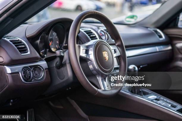 interni di una porsche boxster spyder open sports car durante l'evento con magnus walker sul fish market hamburg - imbracatura di pelle foto e immagini stock