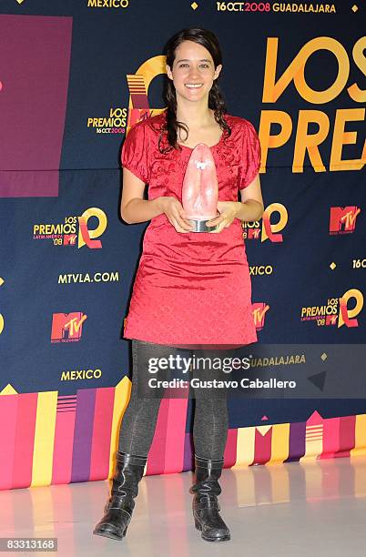 Singer Ximena Sarinana poses in the press room with award during the 7th Annual "Los Premios MTV Latin America 2008" Awards held at the Auditorio...
