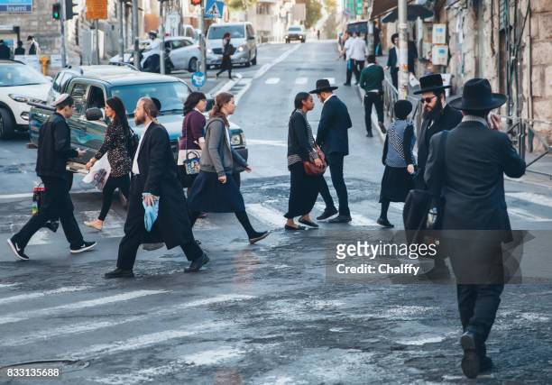 mea shearim neiborhood in jeruzalem - orthodox jodendom stockfoto's en -beelden